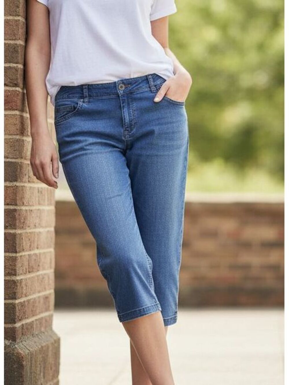 Contrast Blue Denim Capri Jeans Size 11 Cropped Pants Casual 5-Pocket